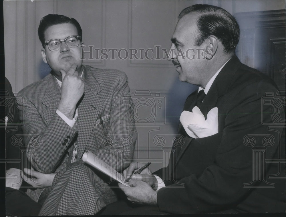 1966 Press Photo Roles Reversed, reporter Ray Dorsey pondered a query by Mayor - Historic Images