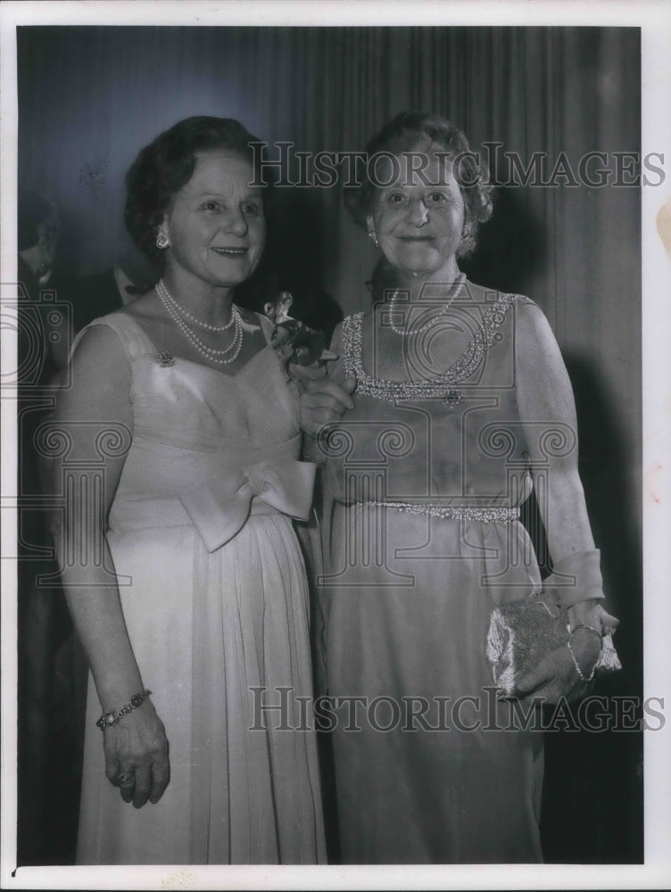 1964 Press Photo Harriet Eells, at a Met opening in Cleveland with her sister - Historic Images