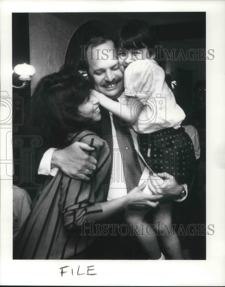 1989 Press Photo Dennis Clough, wife Virginia, daughter Julie celebrate mayoral - Historic Images