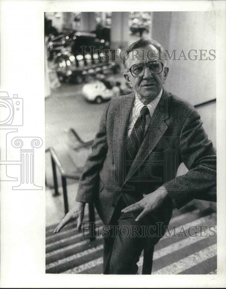 1985 Media Photo Frank Duman Commissioner at Convention Center Retiring - Historic Images