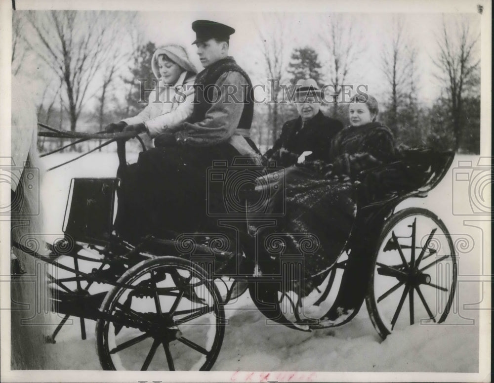 1968 Press Photo Mr &amp; Mrs Cyrus Eaton, a carraige ride in the snow - Historic Images