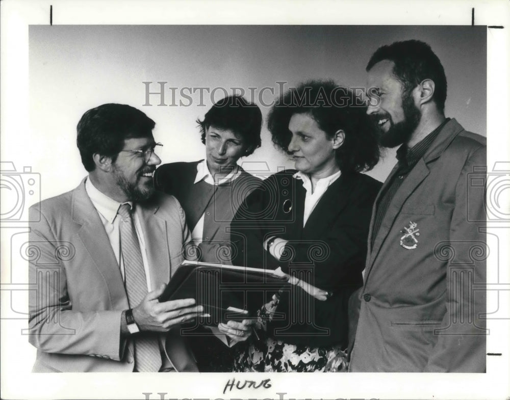 1991 Press Photo Richard L. Edwards with the Hungarian social workers. - Historic Images