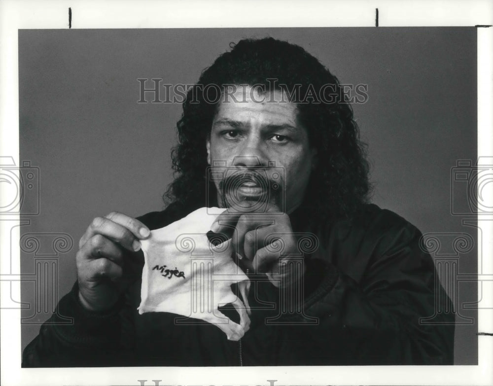 1990 Press Photo Steve Davis, WOIO Channel 19, with glove that was found - Historic Images