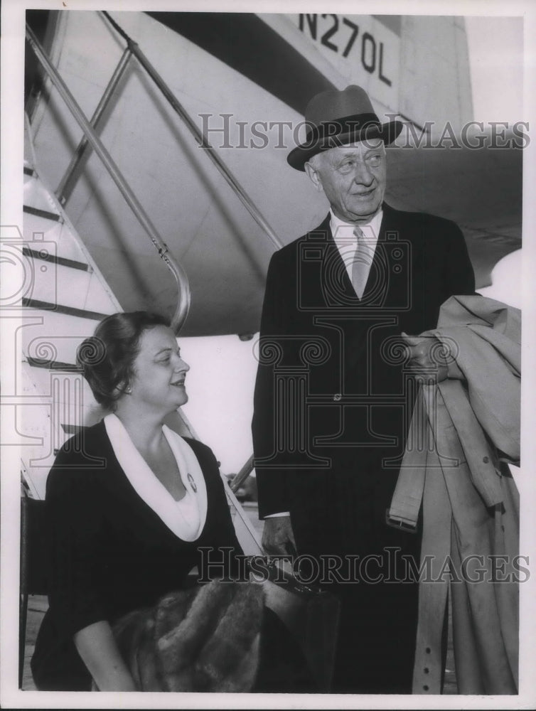 1961 Press Photo Mr and Mrs Cy Eaton at the airport - Historic Images