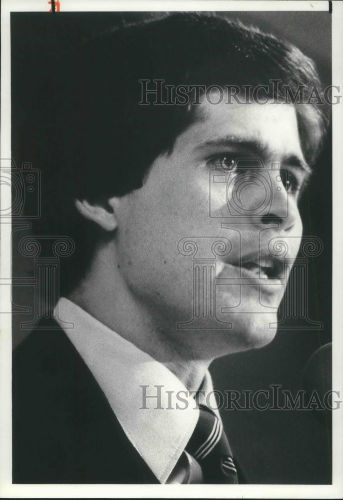 1980 Press Photo State Rep. Dennis Eckart at news conference - cva09855 - Historic Images