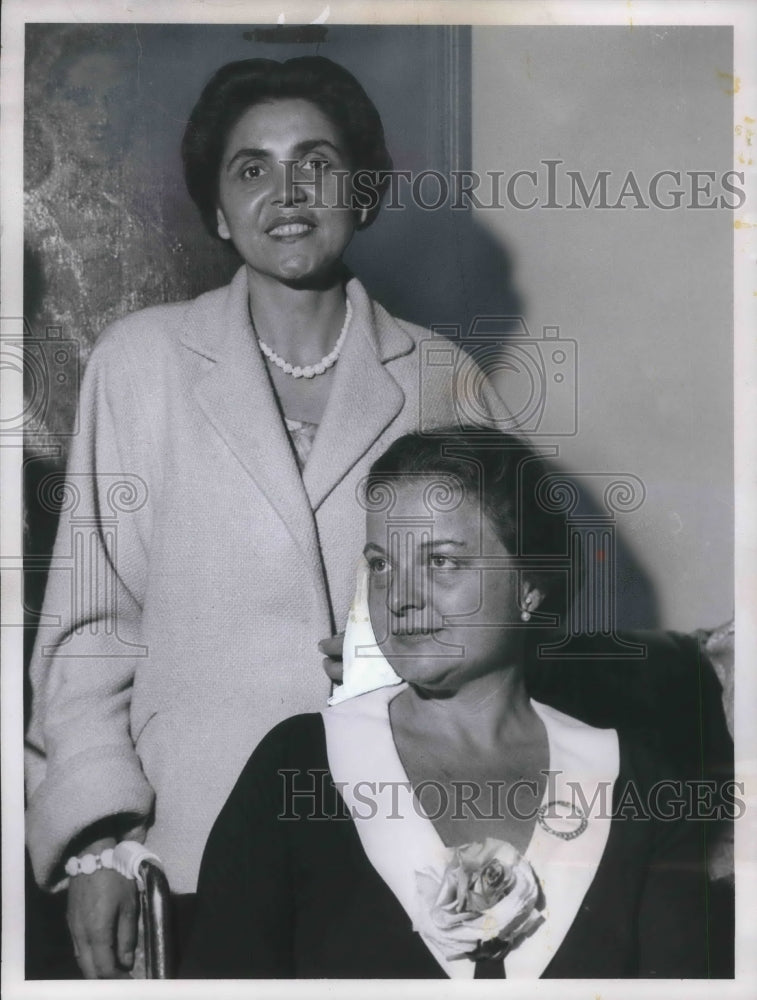 1961 Press Photo Mrs Peter Voutoy and Mrs Cyrus Eaton - Historic Images