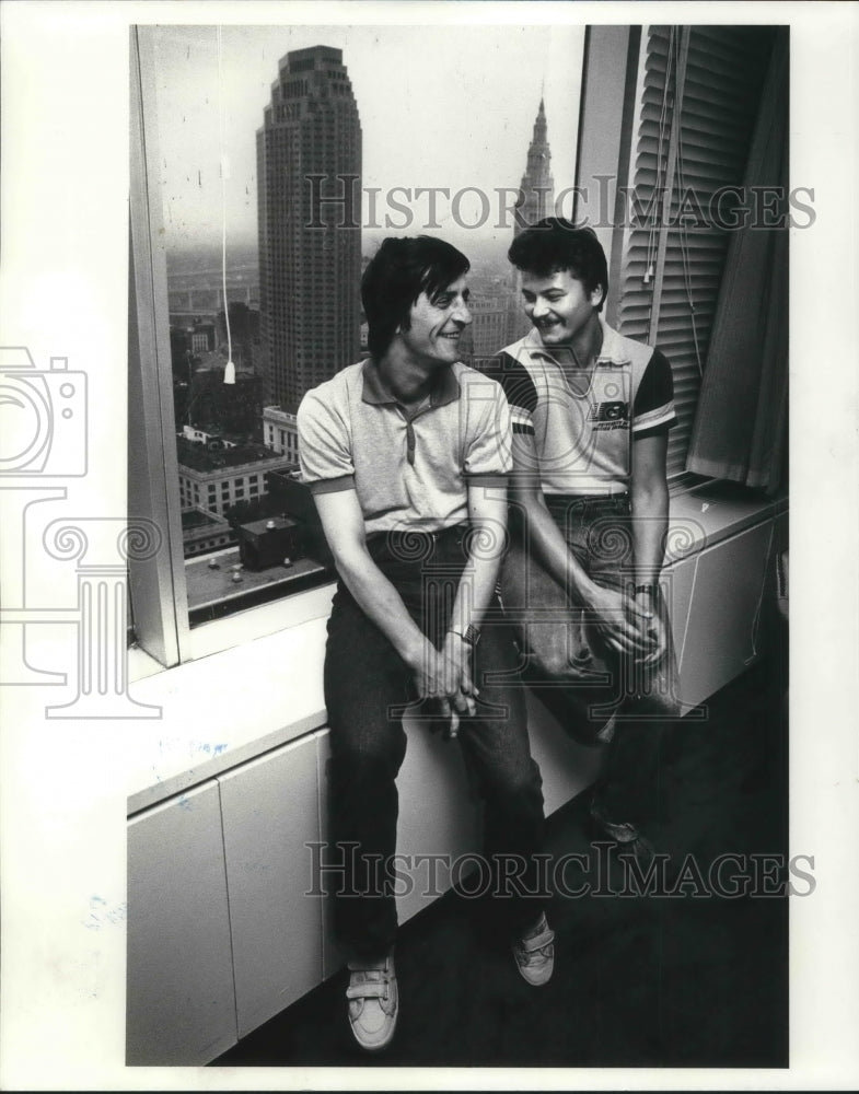 1986 Press Photo Jan Czeberkus and Leszek Kapsa relax - Historic Images