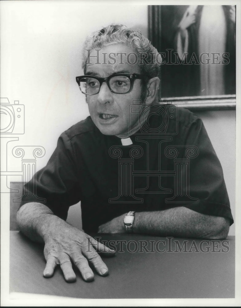 1976 Press Photo Pastor Fr. John Dalton C. Dalton Holy Name Catholic Church - Historic Images