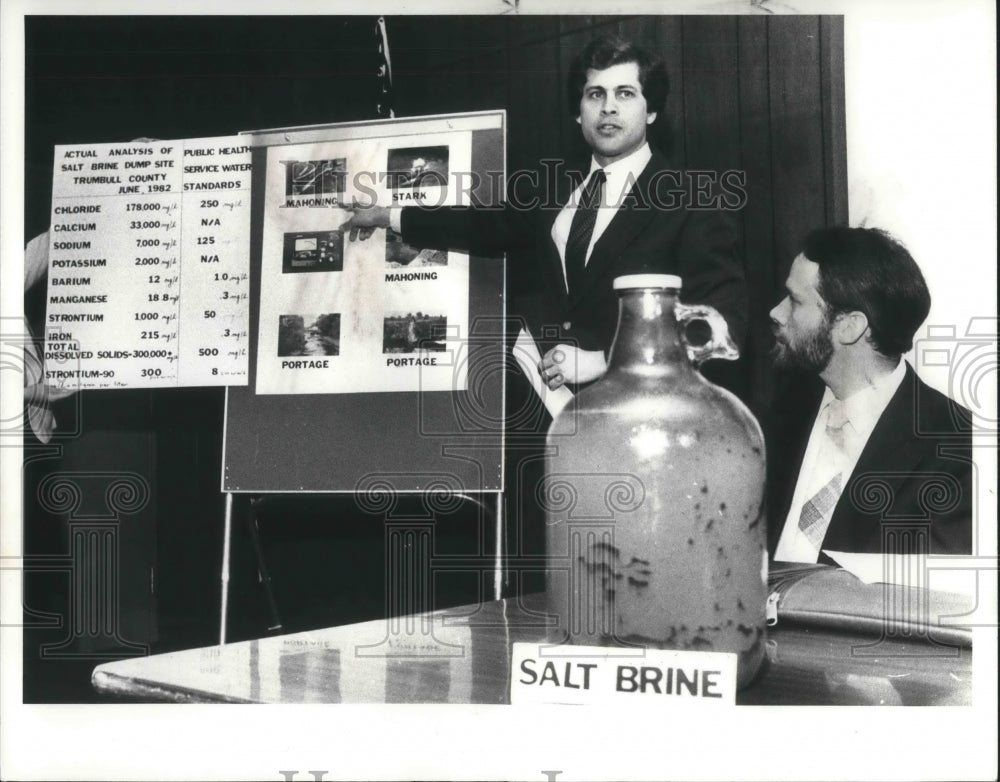 1983 Press Photo Congressman Dennis Eckart w/ Steve Sedam Dir of Ohio Evn Coun - Historic Images