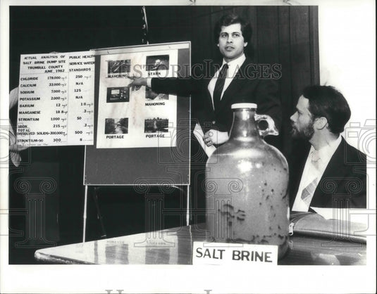 1983 Press Photo Congressman Dennis Eckart w/ Steve Sedam Dir of Ohio Evn Coun - Historic Images