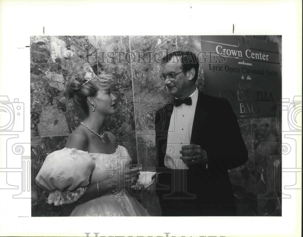 1990 Press Photo Wendy Bart & her father Dr Bill Bart at the Cinderella Ball - Historic Images