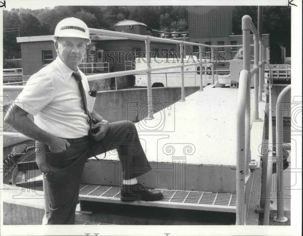 1984 Press Photo Harry Crider local plant manager in Cleveland - Historic Images