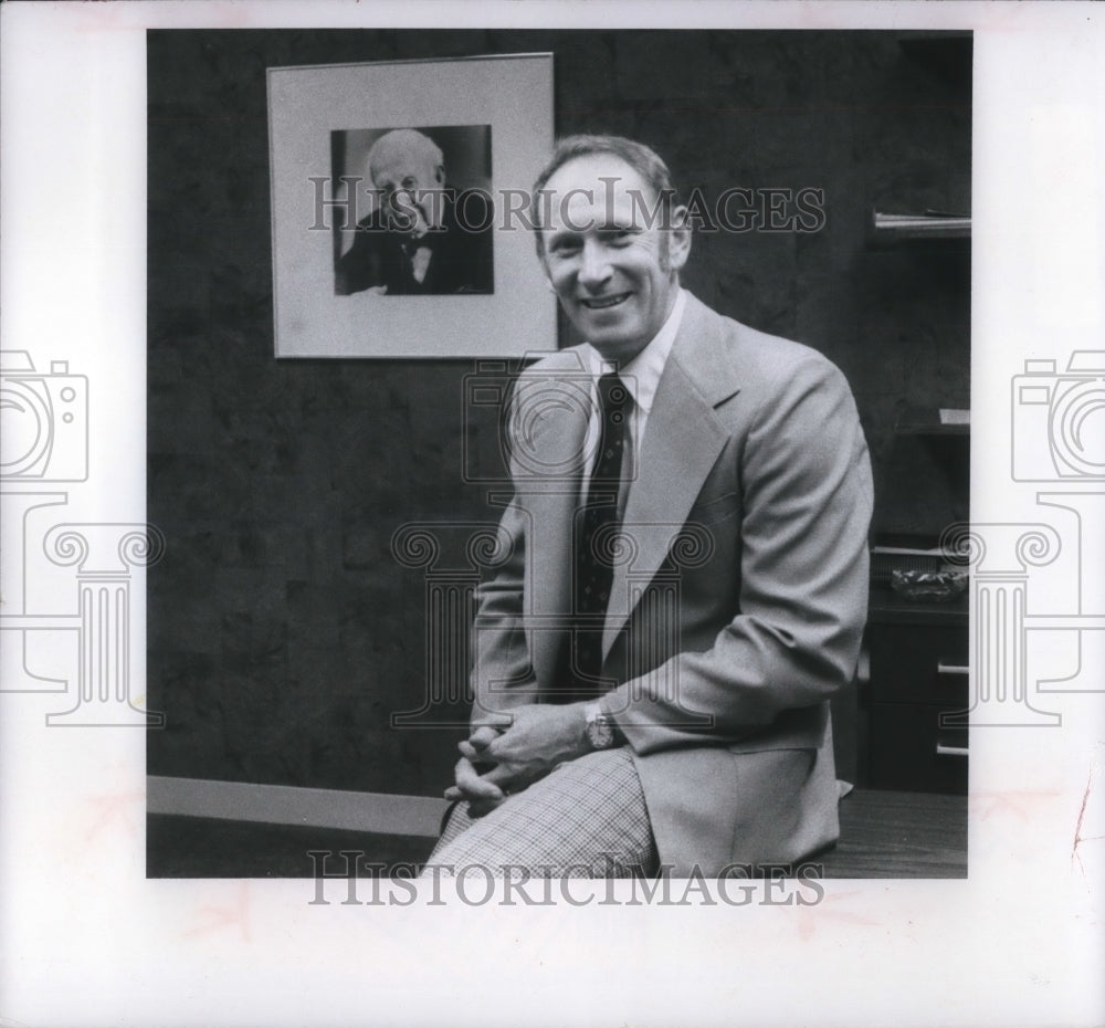 1980 Press Photo Gene F. Criss Cleveland Store Manager - Historic Images