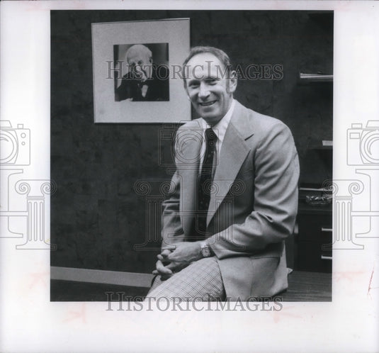 1980 Press Photo Gene F. Criss Cleveland Store Manager - Historic Images