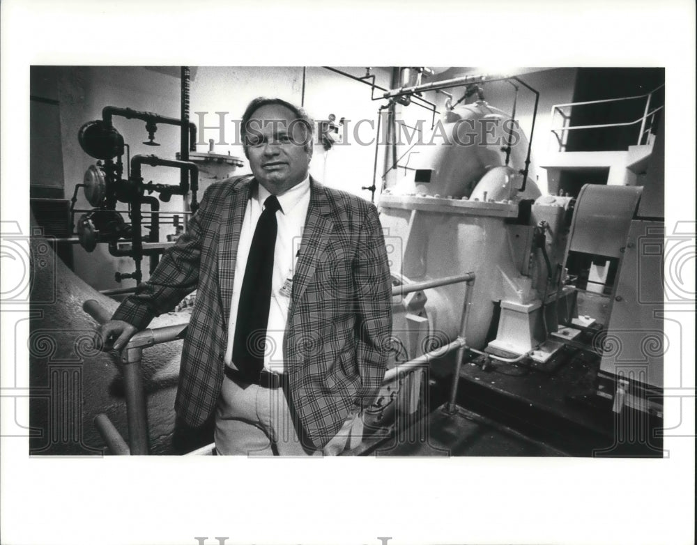 1988 Press Photo Robert L. Eagleton, Water Plant manager in Kirtland pumping sta - Historic Images