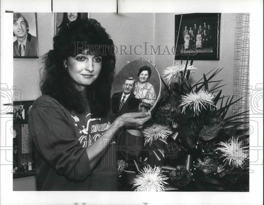 1987 Press Photo Marijane Dzurilla, holds up a picture of her parents - Historic Images