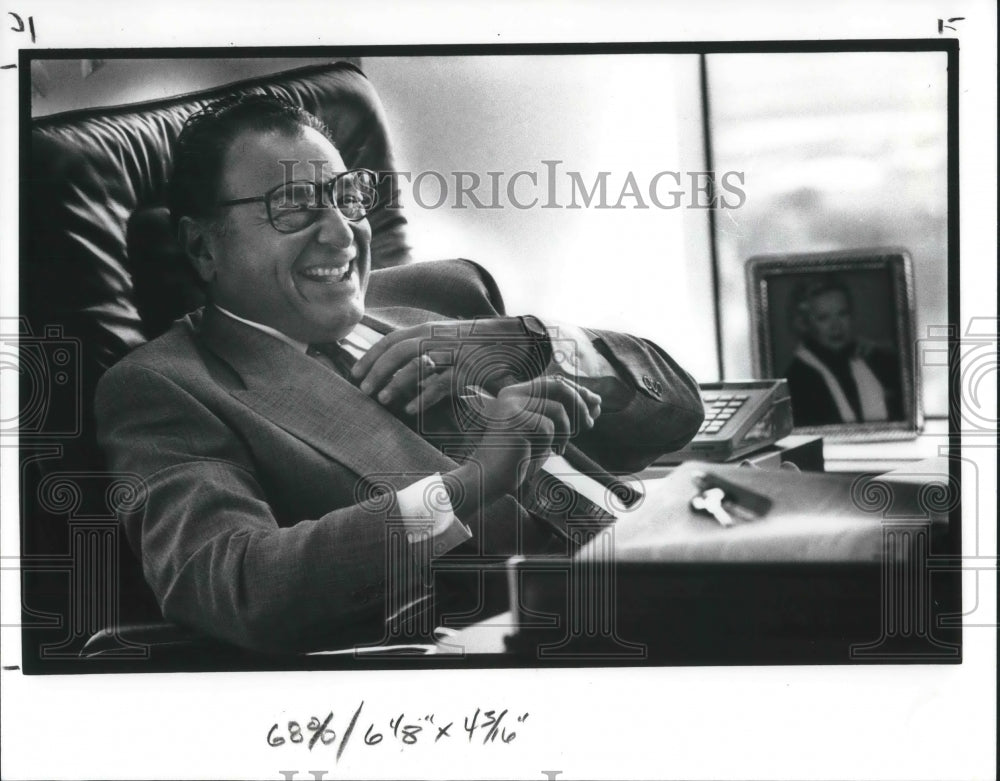 1989 Press Photo Robert P. Duvin labor lawyer in his office interviewed - Historic Images