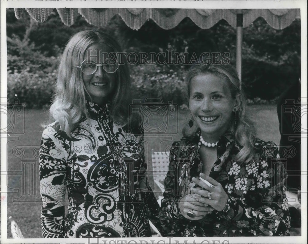 1971 Press Photo Mrs. Robert P. Duvin and Mrs. Harry Lehman Party in the Park - Historic Images