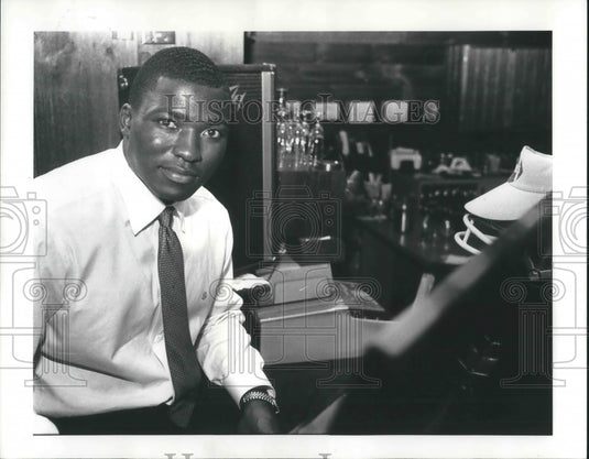1986 Press Photo Johnny Davis at the Harley Hotel Loft Lounge - Historic Images