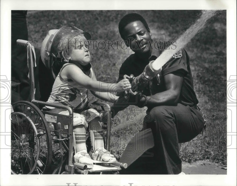 1984 Press Photo Fireman trainee Michael Pitts with firemen Levell Davis - Historic Images