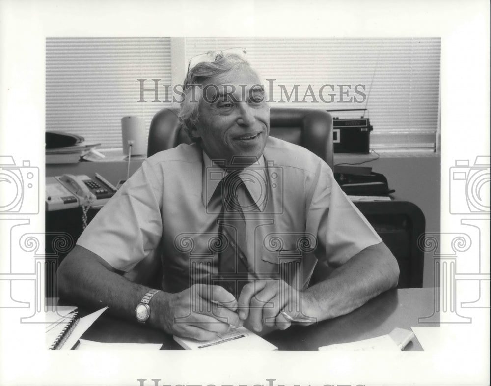 1984 Press Photo Sidney Dworkin, Chairman of Revco in his office at Twins Blvd - Historic Images