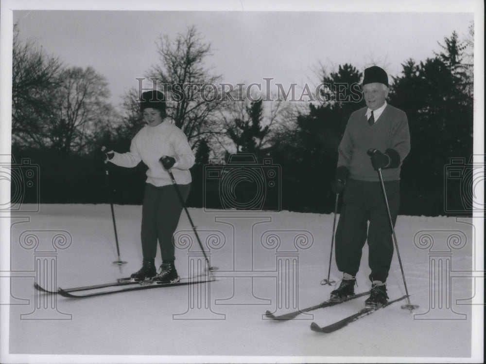 1960 Press Photo Lissy Jones &amp; Cyrus Eaton skiing on his 77th birthday- Historic Images
