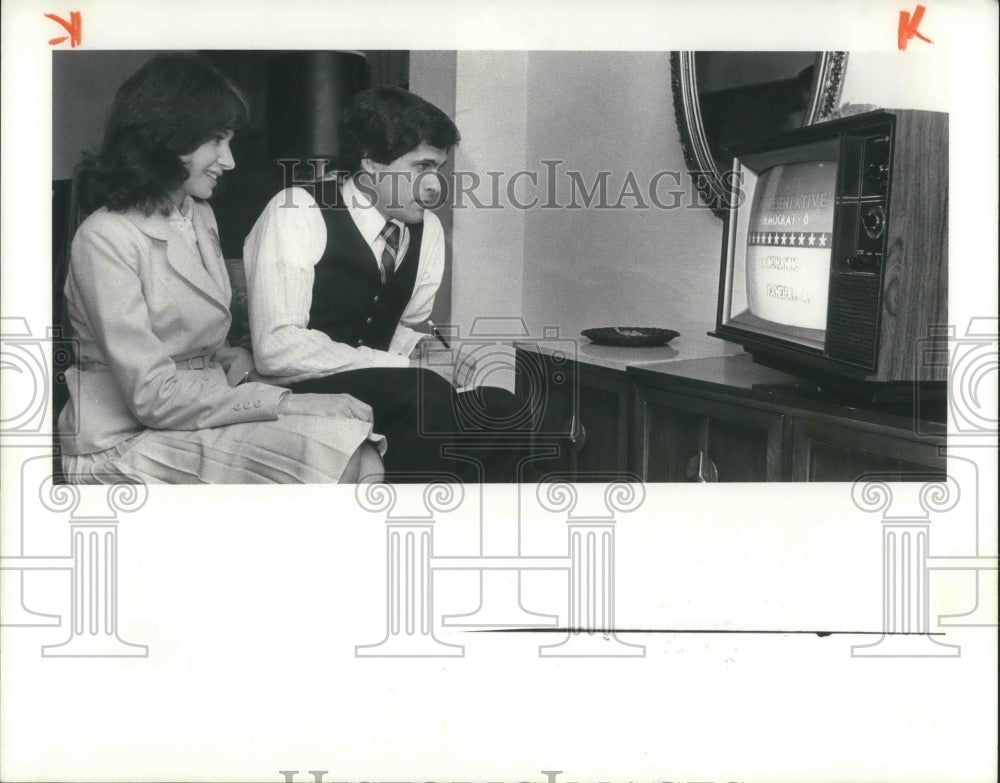 1980 Press Photo Dennis Eckhart &amp; wife Sandra watch T.V. vote count - Historic Images