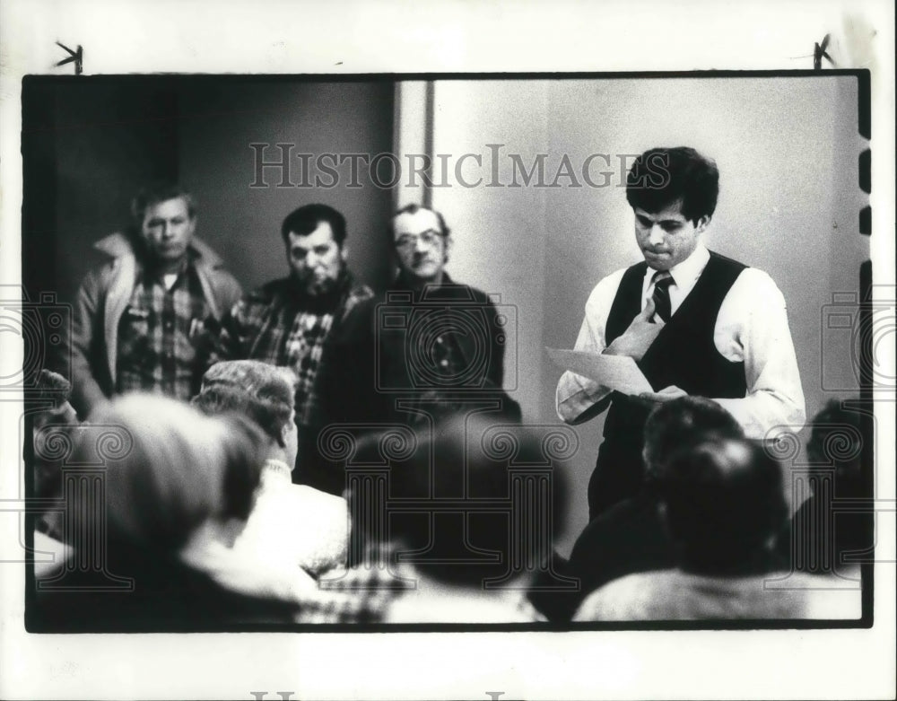 1985 Press Photo Daniel Eckart reads the proposed sale of the railroad - Historic Images