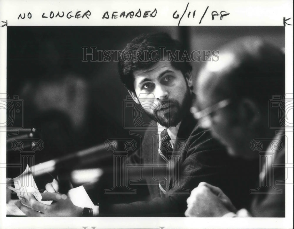 1986 Press Photo Congressman Dennis Eckart describes alleged NRC misbehavior - Historic Images