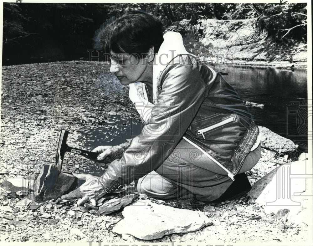 1982 Press Photo Dr. Shya Chitaley Paleontologist At Cleveland River. - Historic Images