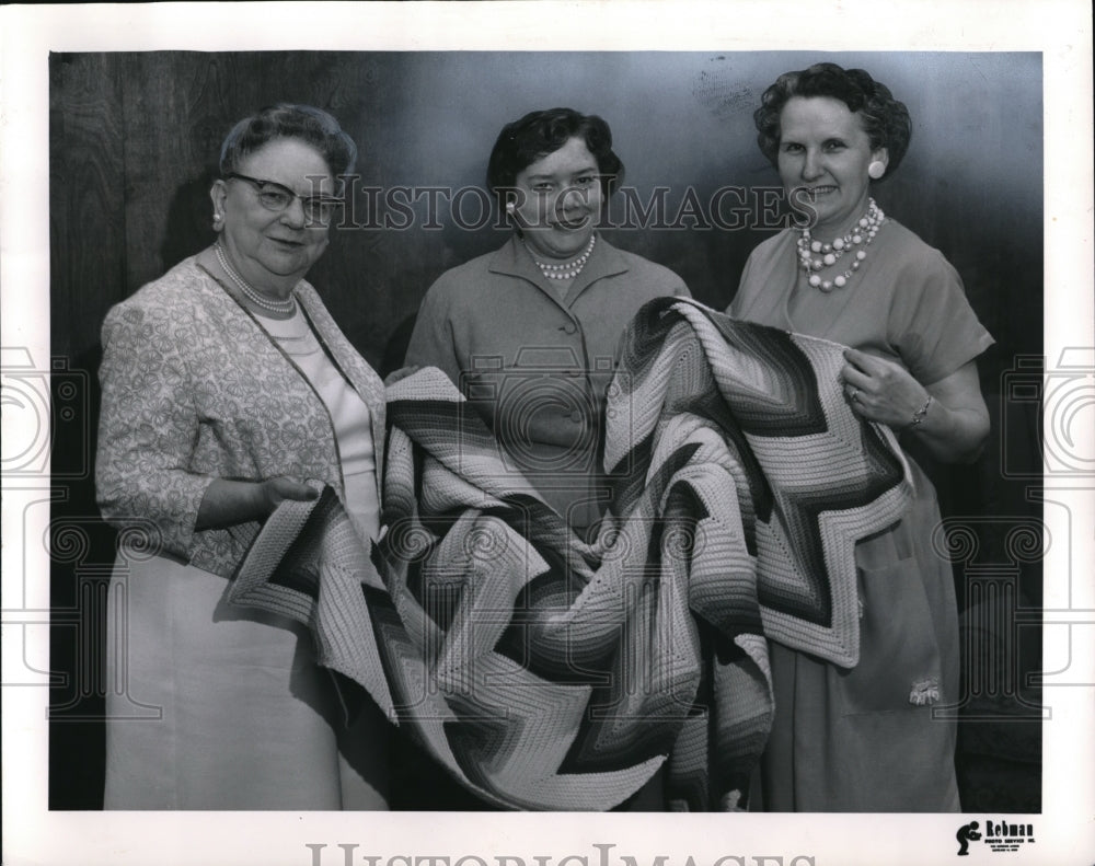 1961 Press Photo Mrs.Anthont Celebrezze (center) admires a Hand knit Afghan. - Historic Images