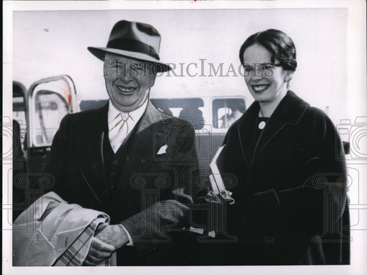 1960 Press Photo Charlie Chaplin and his wife on a visit to Paris. - Historic Images