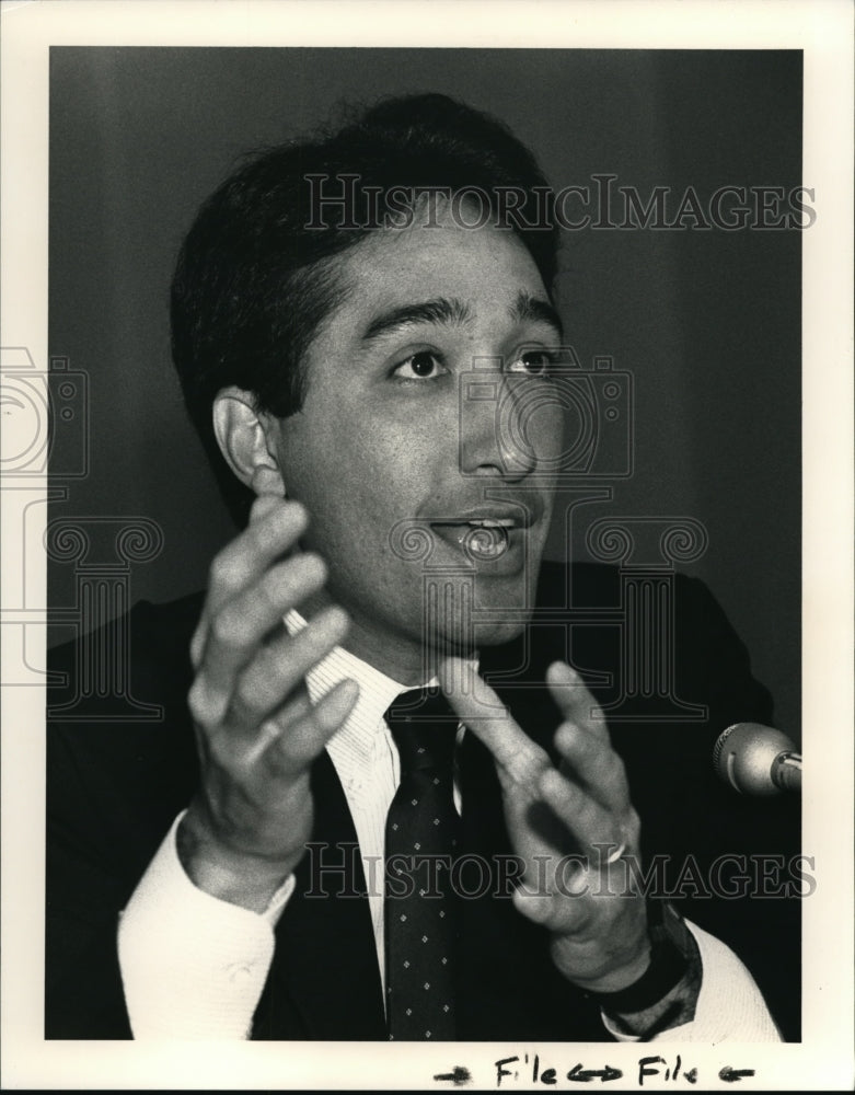 1988 Press Photo Mayor Henry Cisneros Before Budge Committee - Historic Images