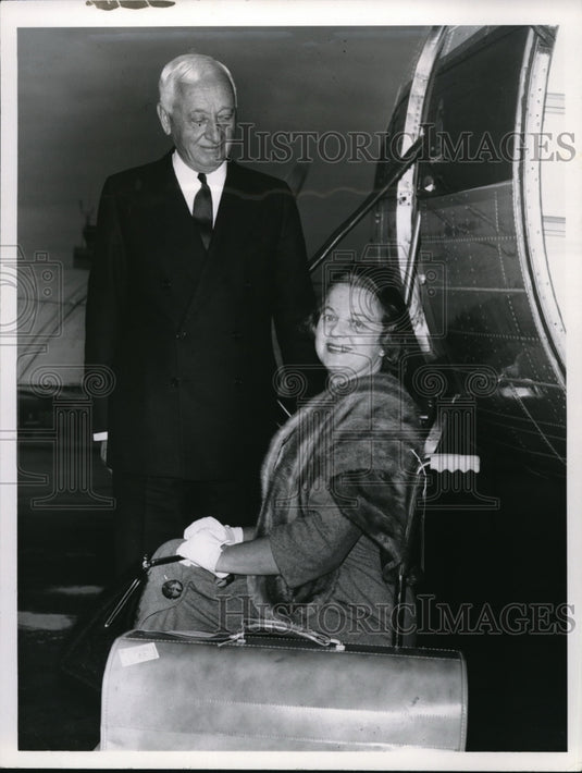 1958 Press Photo Mr. & Mrs. Cyrus Eaton at airport from Russia - cva10591 - Historic Images