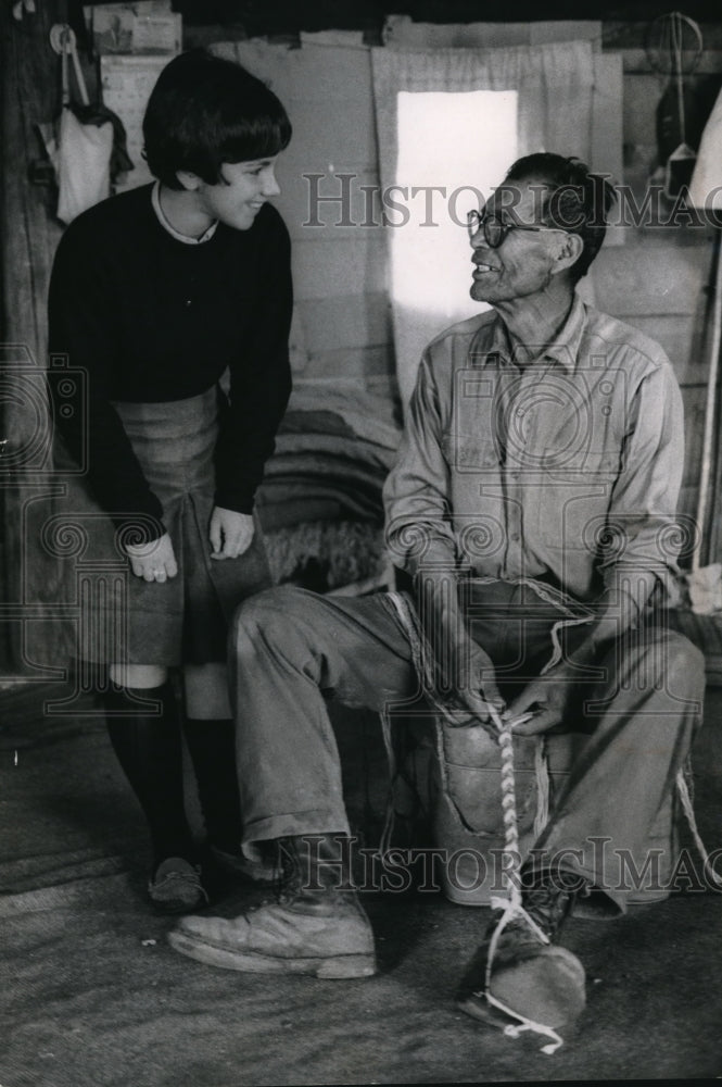 1968 Press Photo Vista Volunteer Gerry Elstone chats with Navajo Slim - Historic Images