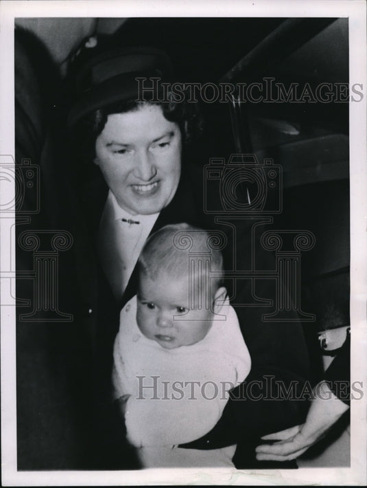 1961 Press Photo Britain's baby Prince Edward held by her nurse Mabel Anderson - Historic Images