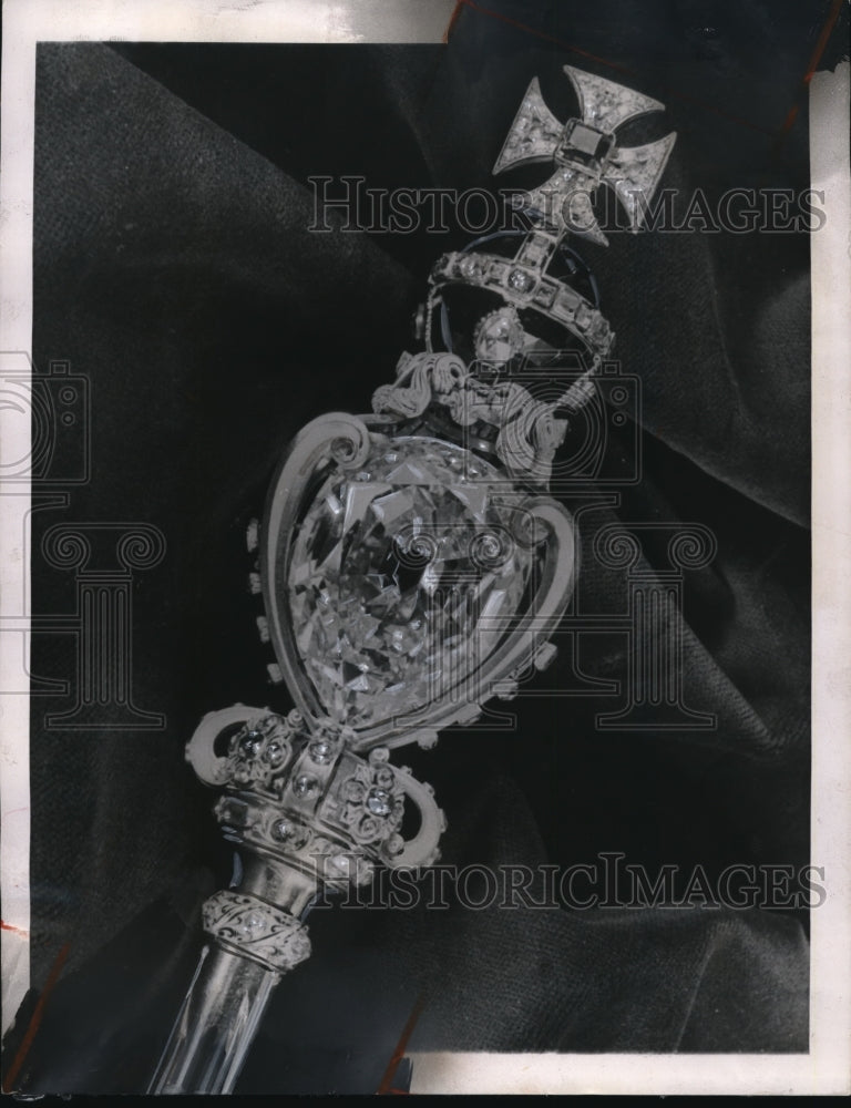 1952 Press Photo Royal Scepter placed in the right hand of Queen Elizabeth II - Historic Images