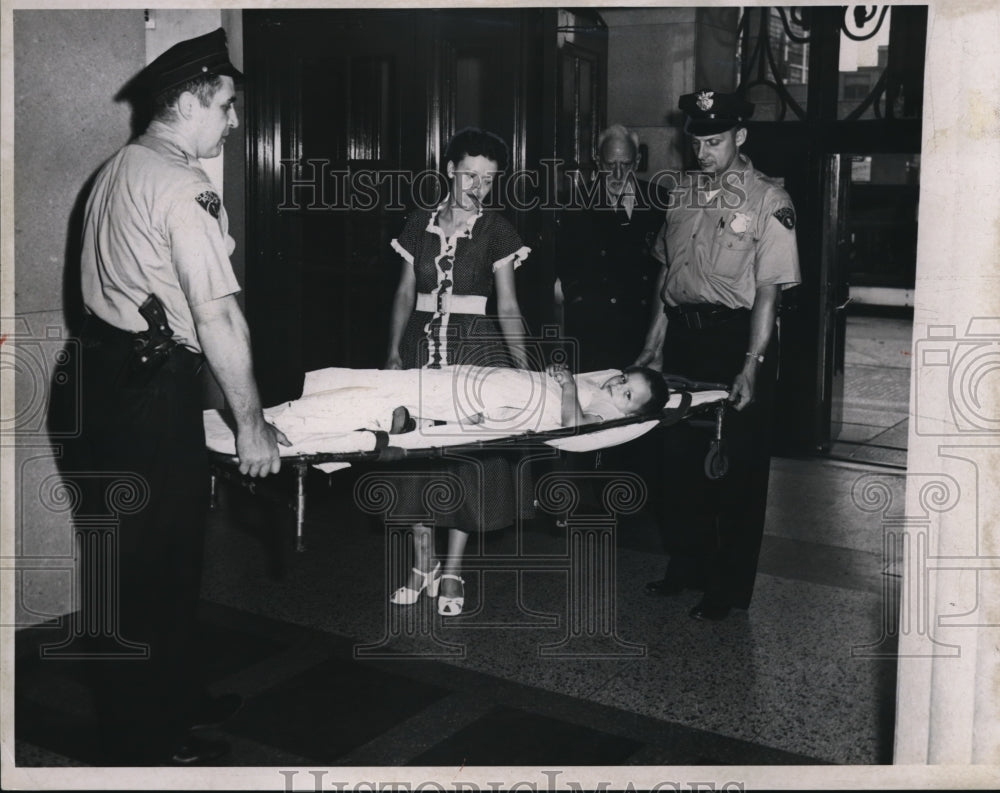 1954, Kenny Broyles being carried into Criminal Court building - Historic Images