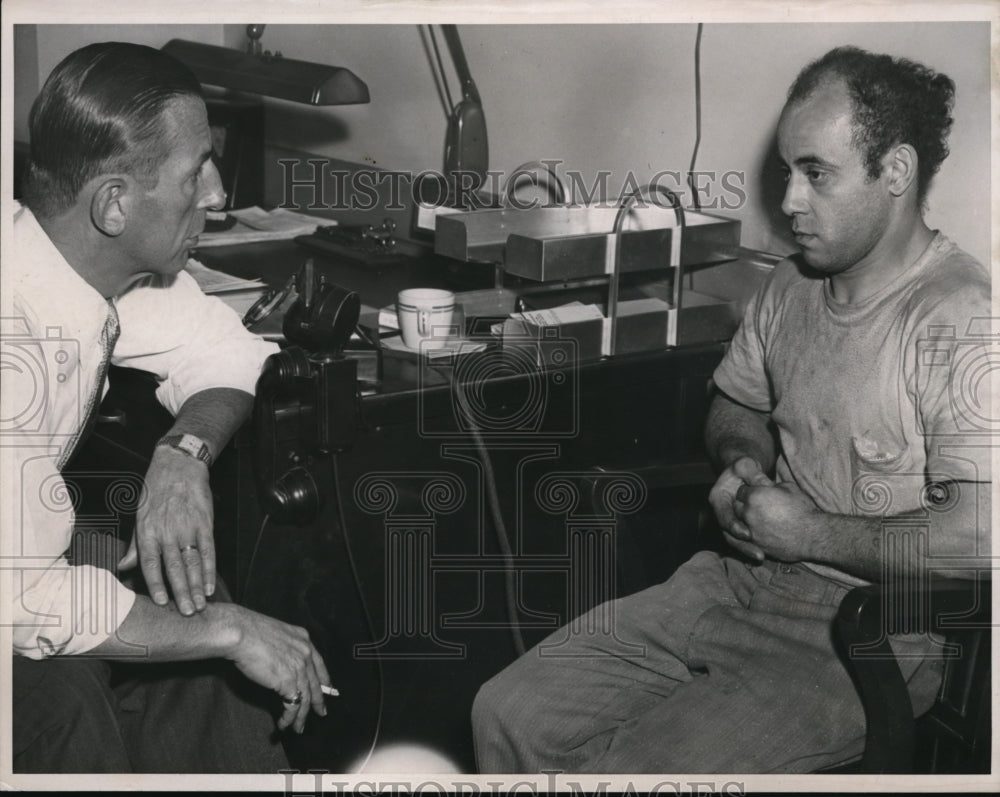 1954 Press Photo Inspector James McArthur interrogating Clarence Jones - Historic Images