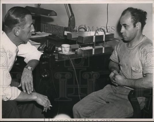 1954 Press Photo Inspector James McArthur interrogating Clarence Jones - Historic Images