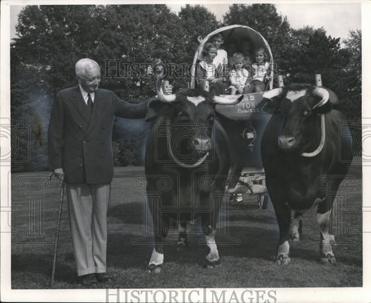 Press Photo Cyruo And Oxen Covered Wagon - Historic Images