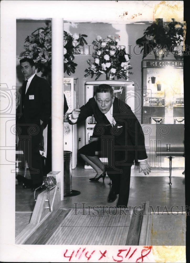 1962 Press Photo Peter Bellamy playing bowling on the new compact Bowl-O-Drome - Historic Images