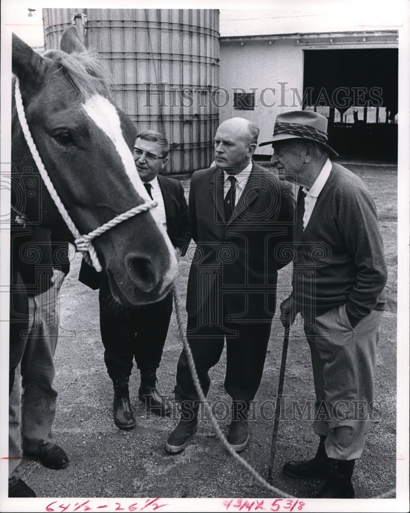 1974, Cyrus Eaton introduce his riding horse to Scooter. - cva11036 - Historic Images