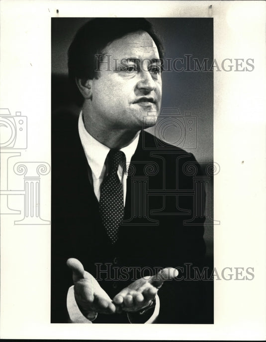 1983 Press Photo Gov. Richard Celeste at the auditorium at the Cleve. Public Lib - Historic Images