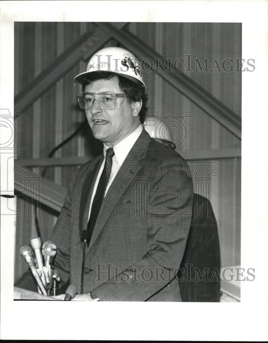 1983 Press Photo Gov. Richard Celeste - Historic Images