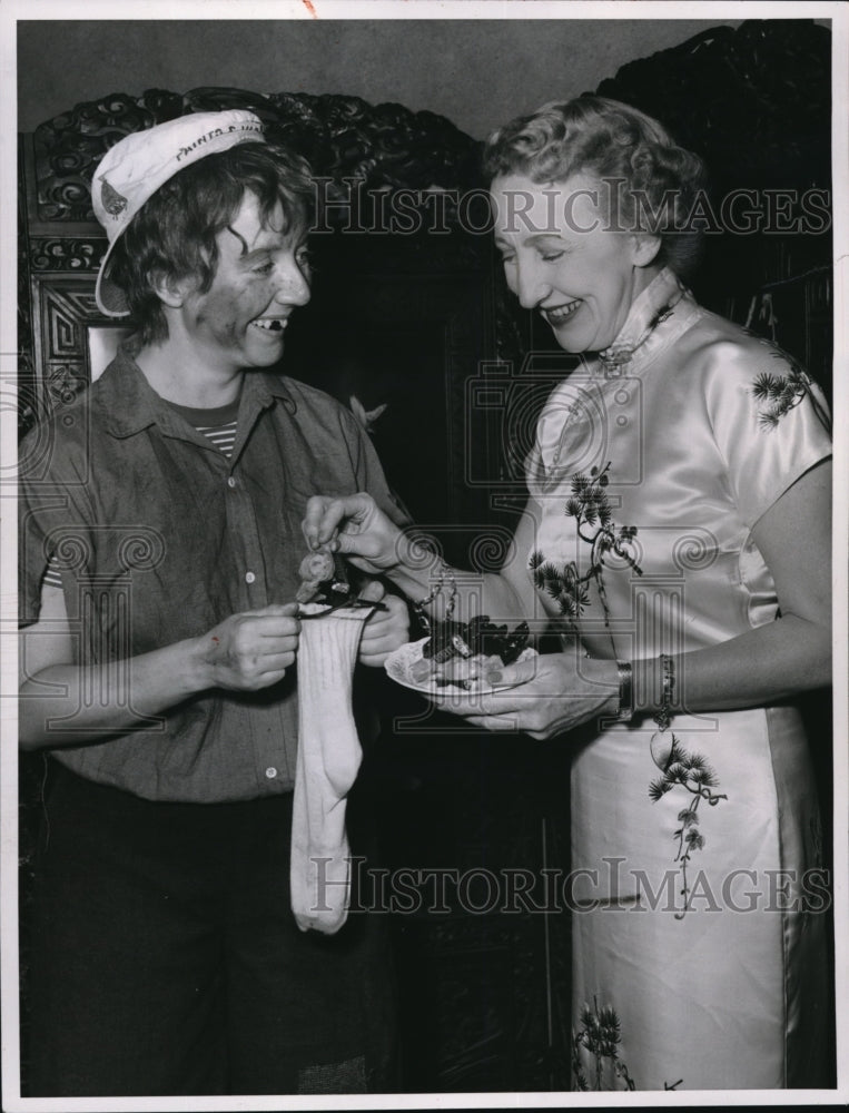 1952, Mrs Peter Greenough and Mrs Paul Bellamy - cva11217 - Historic Images