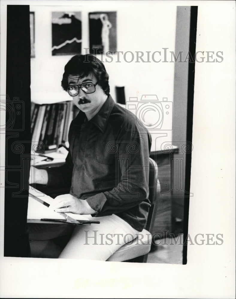 1976 Press Photo Nick Dankovich, illustrator for The Plain Dealer - Historic Images