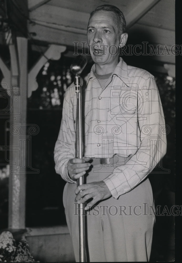 1945 Press Photo Gordon Cobbledick - cva11327 - Historic Images