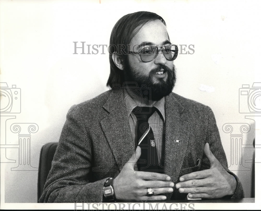 1981 Press Photo Donald Cook, former hostage interviewed for a newspaper article - Historic Images