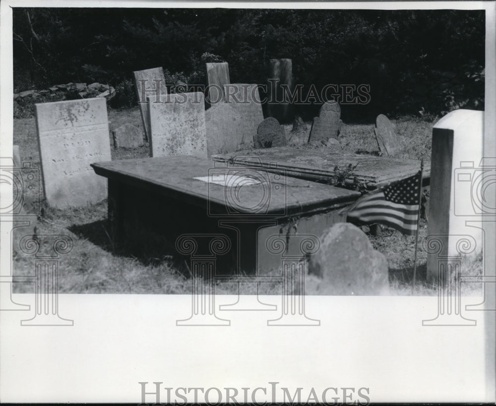 Press Photo Grave of Aaron and Thankful Cleveland parents of Moses Cleaveland - Historic Images